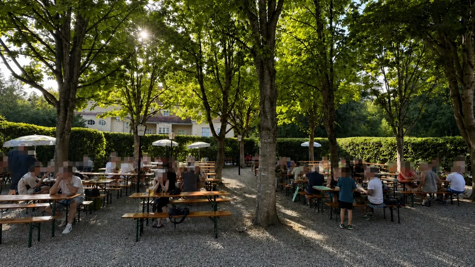 Gut besuchter Biergarten des Jägerhauses unter alten Kastanien; alle Gesichter sind anonymisiert