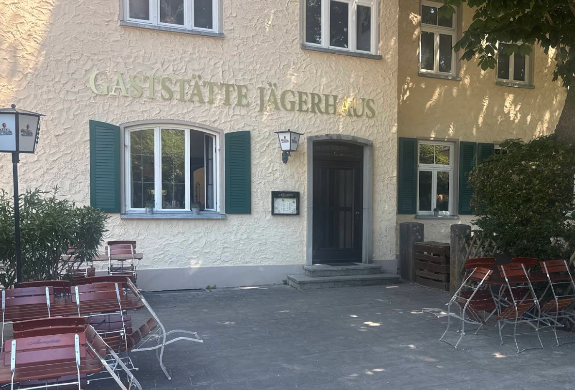 Historische Fassade der Gaststätte Jägerhaus mit grünen Fensterläden
